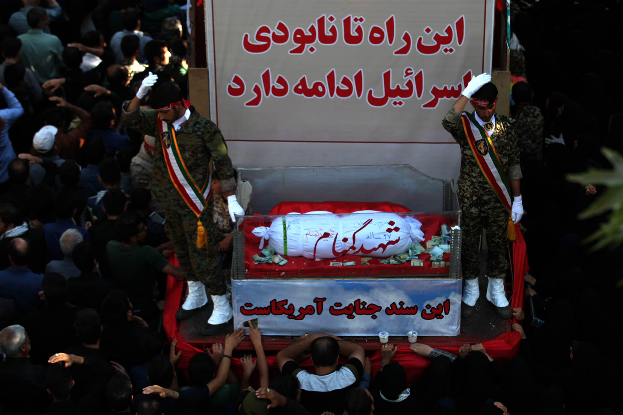 گزارش تصویری / مراسم تشییع پیکر 23 شهید دوران دفاع مقدس در اصفهان / همزمان با سالروز شهادت امام صادق (ع) پیکر مطهر 23 شهید از شهدای تازه تفحص شده دوران هشت سال دفاع مقدس با حضور پرشور اقشار مختلف مردم شهیدپرور اصفهان از میدان احمدآباد به سمت گلستان شهدا تشییع شد.