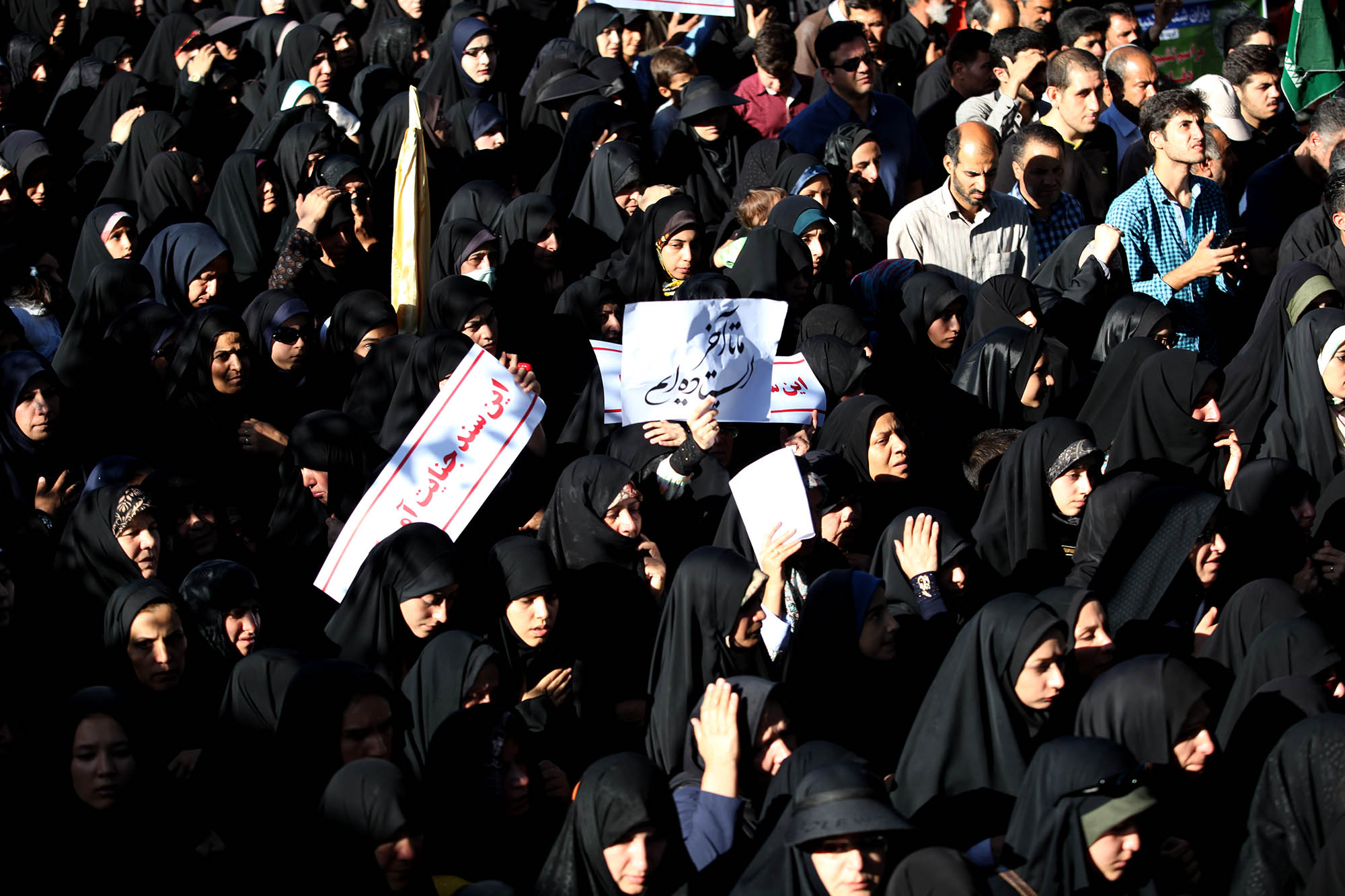 گزارش تصویری / مراسم تشییع پیکر 23 شهید دوران دفاع مقدس در اصفهان / همزمان با سالروز شهادت امام صادق (ع) پیکر مطهر 23 شهید از شهدای تازه تفحص شده دوران هشت سال دفاع مقدس با حضور پرشور اقشار مختلف مردم شهیدپرور اصفهان از میدان احمدآباد به سمت گلستان شهدا تشییع شد.