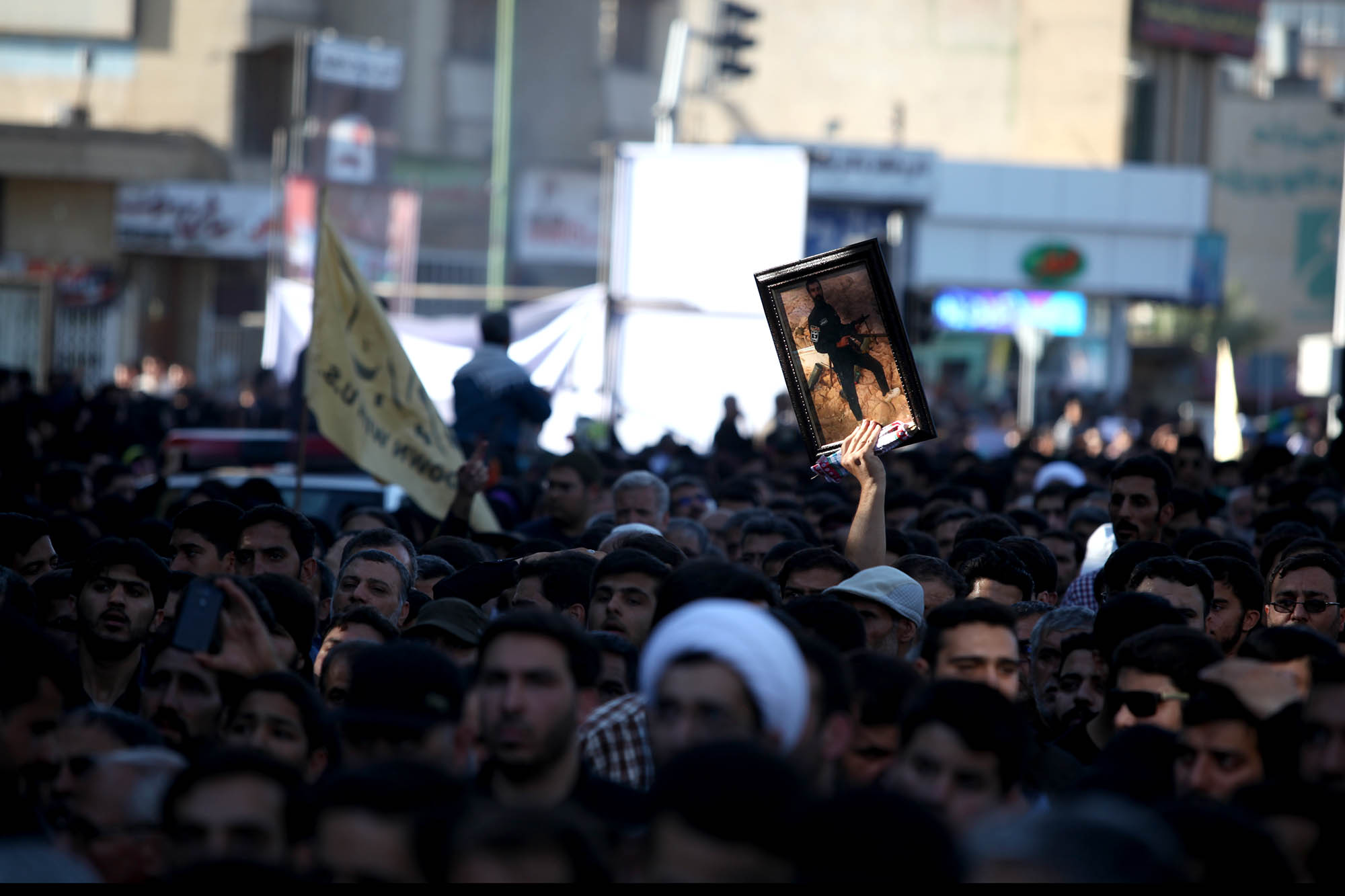 گزارش تصویری / مراسم تشییع پیکر 23 شهید دوران دفاع مقدس در اصفهان / همزمان با سالروز شهادت امام صادق (ع) پیکر مطهر 23 شهید از شهدای تازه تفحص شده دوران هشت سال دفاع مقدس با حضور پرشور اقشار مختلف مردم شهیدپرور اصفهان از میدان احمدآباد به سمت گلستان شهدا تشییع شد.