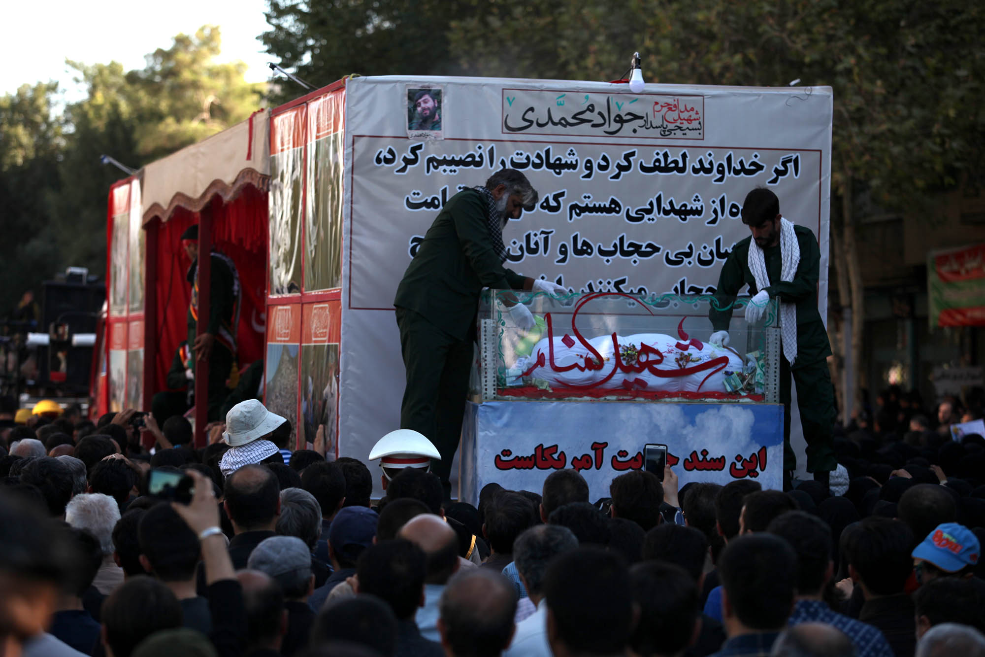 گزارش تصویری / مراسم تشییع پیکر 23 شهید دوران دفاع مقدس در اصفهان / همزمان با سالروز شهادت امام صادق (ع) پیکر مطهر 23 شهید از شهدای تازه تفحص شده دوران هشت سال دفاع مقدس با حضور پرشور اقشار مختلف مردم شهیدپرور اصفهان از میدان احمدآباد به سمت گلستان شهدا تشییع شد.