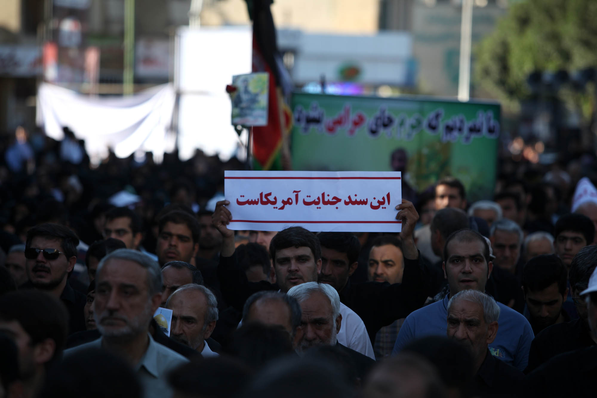 گزارش تصویری / مراسم تشییع پیکر 23 شهید دوران دفاع مقدس در اصفهان / همزمان با سالروز شهادت امام صادق (ع) پیکر مطهر 23 شهید از شهدای تازه تفحص شده دوران هشت سال دفاع مقدس با حضور پرشور اقشار مختلف مردم شهیدپرور اصفهان از میدان احمدآباد به سمت گلستان شهدا تشییع شد.