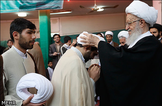 گزارش تصویری مراسم عمامه گذاری طلاب با حضور آیت الله مکارم شیرازی در قم گزارش تصویری / مراسم عمامه گذاری طلاب با حضور آیت الله مکارم شیرازی در قم