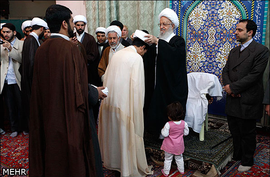 گزارش تصویری مراسم عمامه گذاری طلاب با حضور آیت الله مکارم شیرازی در قم گزارش تصویری / مراسم عمامه گذاری طلاب با حضور آیت الله مکارم شیرازی در قم