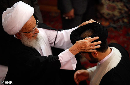 گزارش تصویری مراسم عمامه گذاری طلاب با حضور آیت الله مکارم شیرازی در قم گزارش تصویری / مراسم عمامه گذاری طلاب با حضور آیت الله مکارم شیرازی در قم