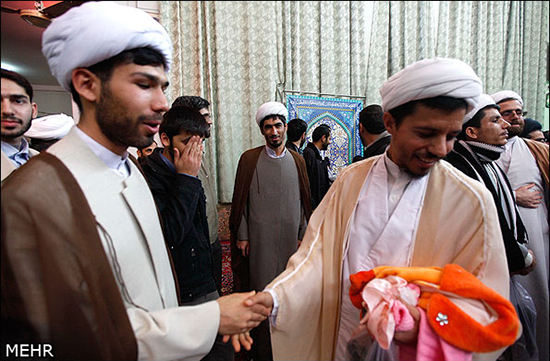 گزارش تصویری مراسم عمامه گذاری طلاب با حضور آیت الله مکارم شیرازی در قم گزارش تصویری / مراسم عمامه گذاری طلاب با حضور آیت الله مکارم شیرازی در قم